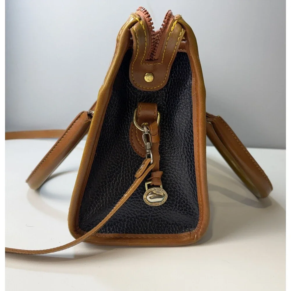 Vtg  Dooney & Bourke Satchel Bag Womens Navy Tan Leather All Weather Read Read
